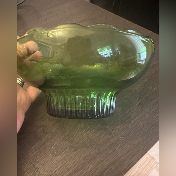 Elegant Green Glass Art Bowl - Picture 3 of 6